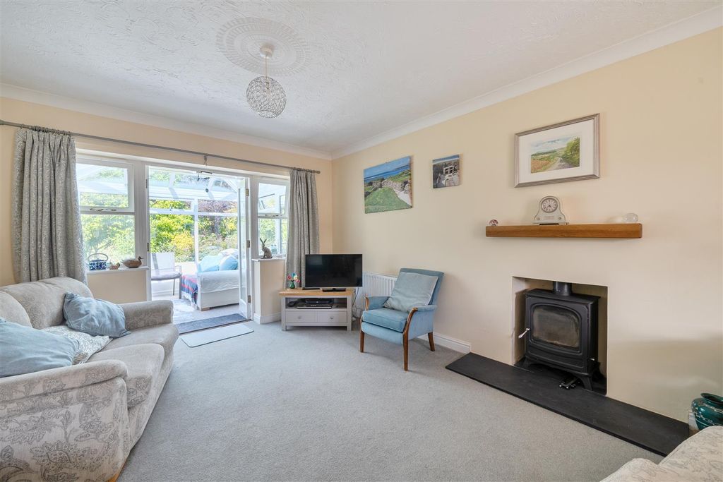 Property photo 2 of 16 Sitting Room