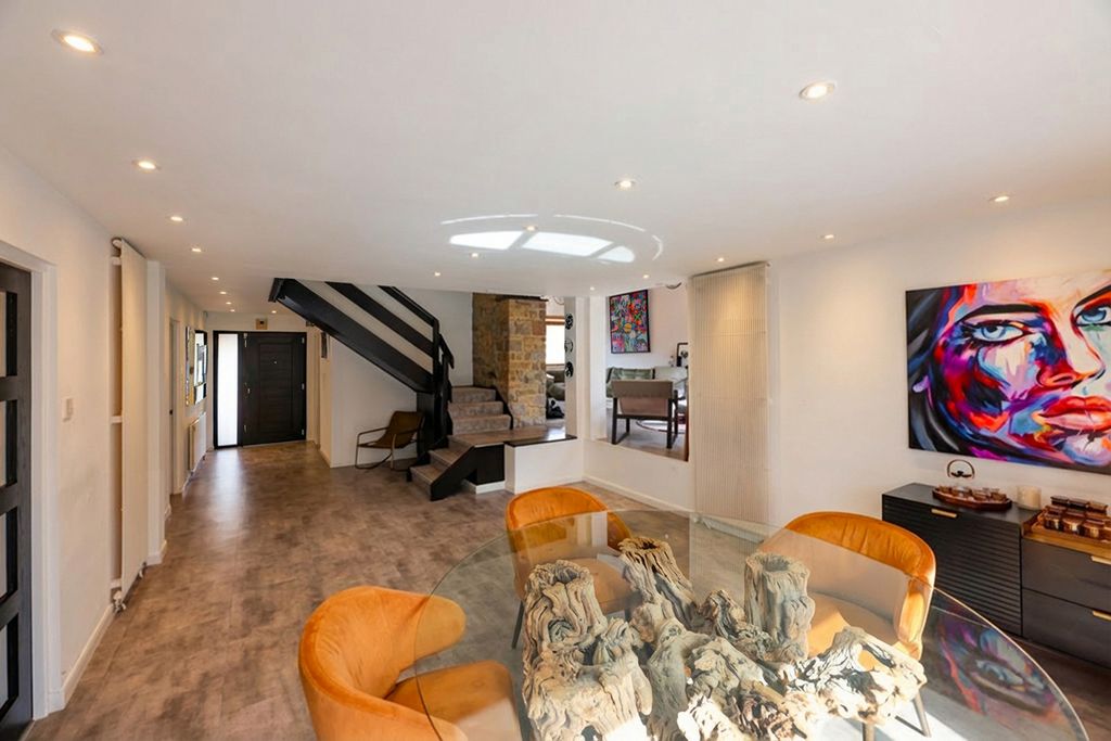 Property photo 3 of 22