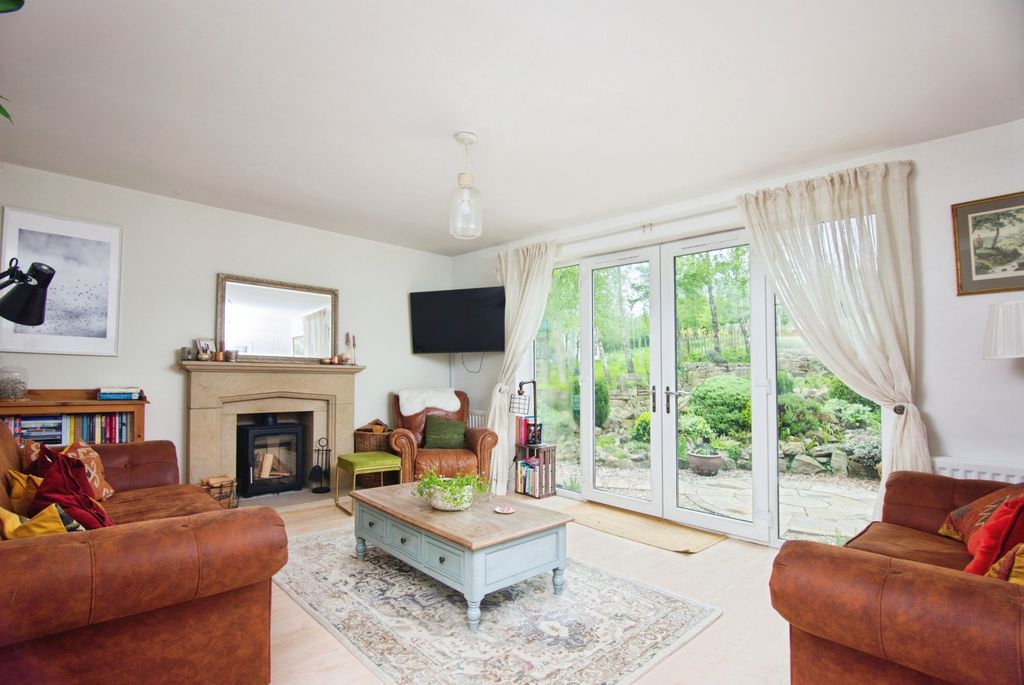 Property photo 3 of 19 Thecroft1