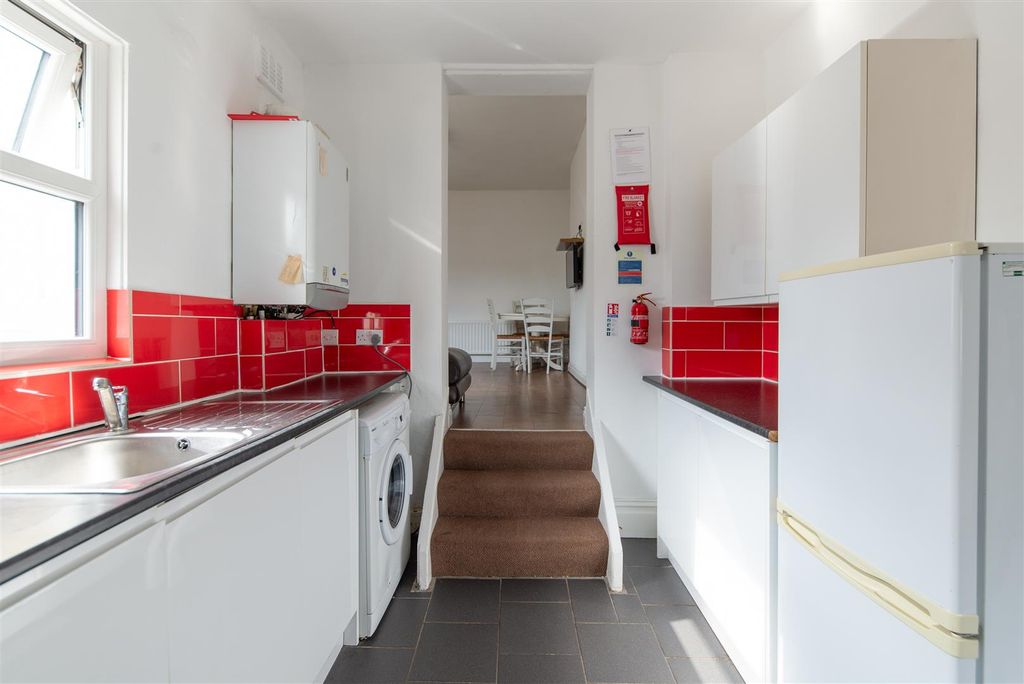 Additional image 5 of 6 bed flat for saleAmble Grove, Sandyford, Newcastle Upon Tyne NE2