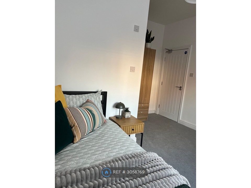 Property photo 3 of 13 Room 5