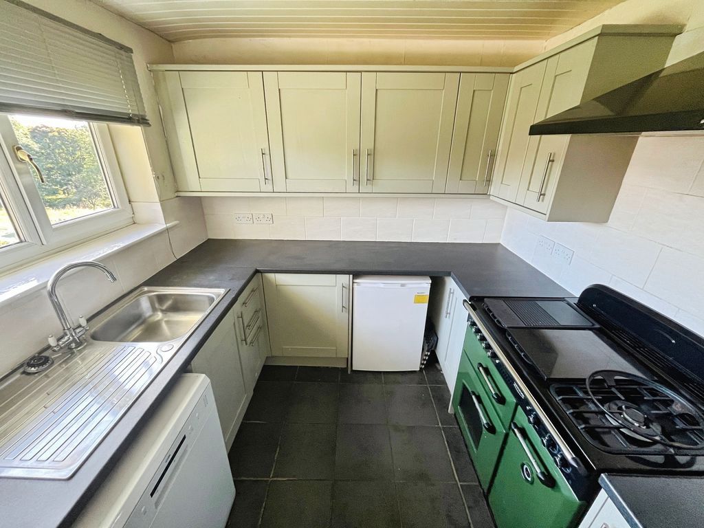 Property photo 3 of 8 Kitchen
