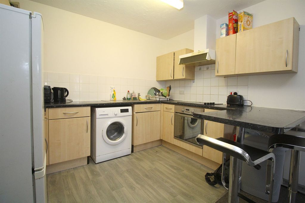 Property photo 3 of 12 Kitchen