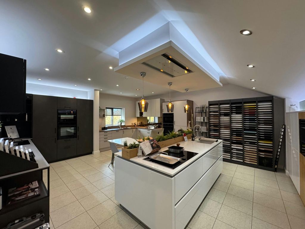 Property photo 2 of 7 Upstairs Right.Jpg