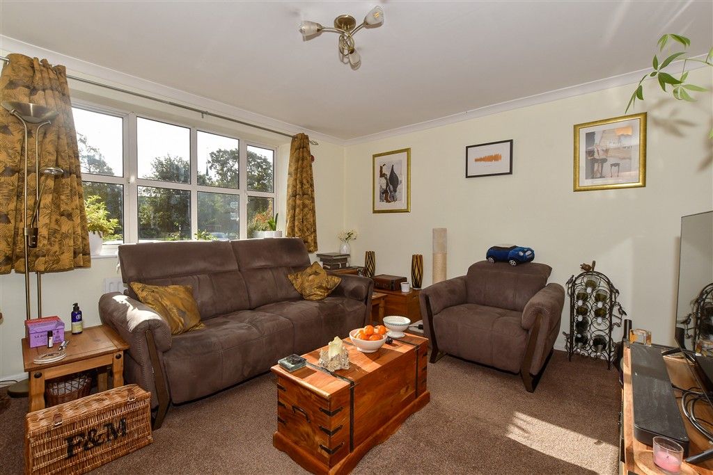 Property photo 3 of 8 Lounge