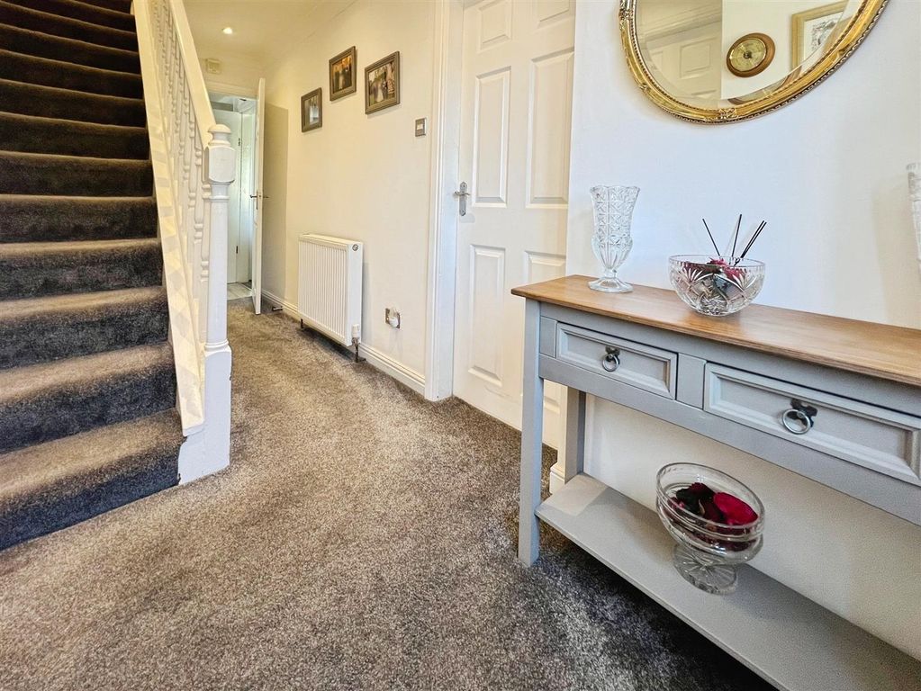 Property photo 2 of 40 Entrance Hall