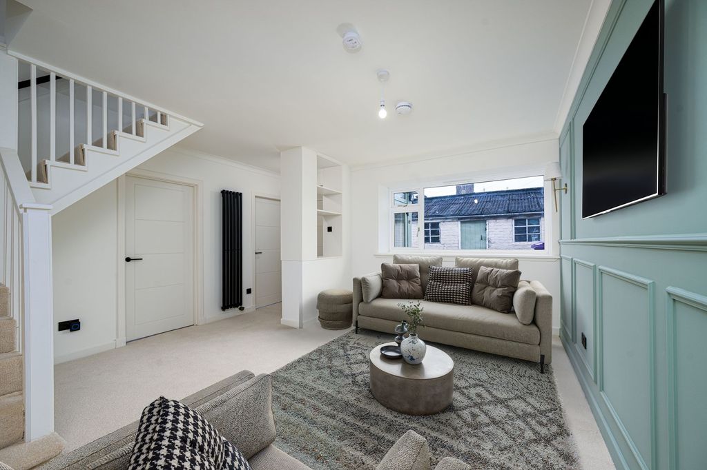 Property photo 3 of 19 Lounge