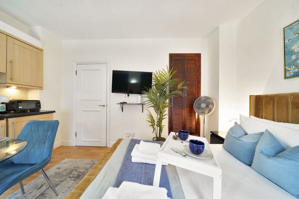 Property photo 2 of 32