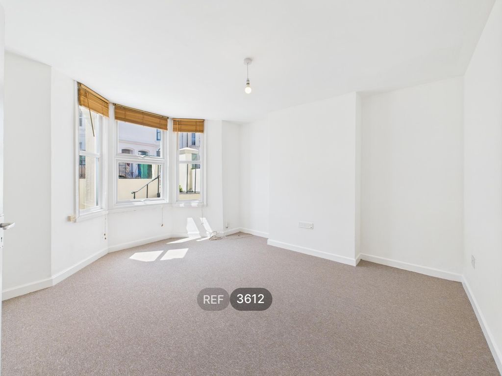 Property photo 3 of 11 Living Room