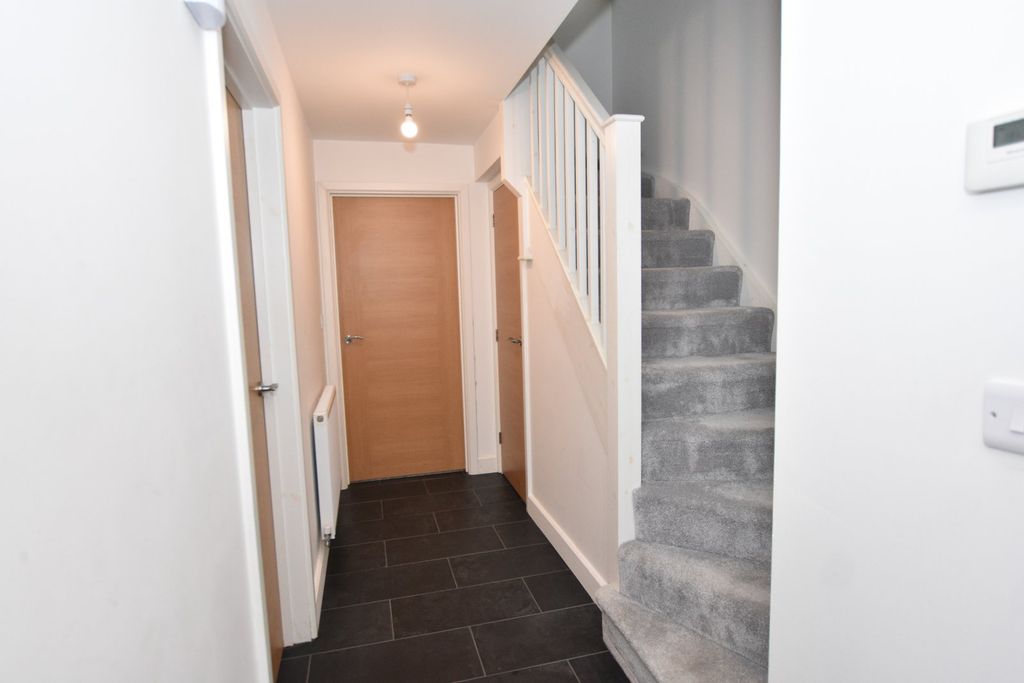 Property photo 2 of 19 Entrance Hall