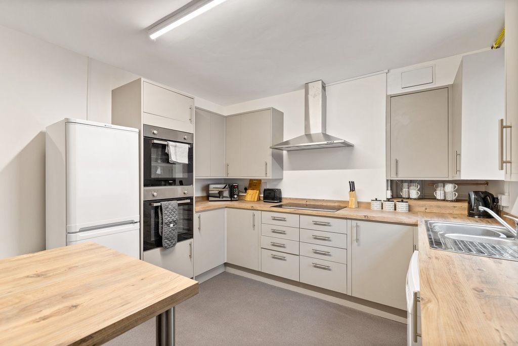 Property photo 2 of 9 Kitchen
