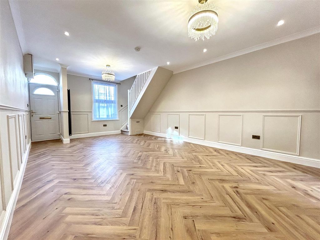 Property photo 2 of 14 Lounge