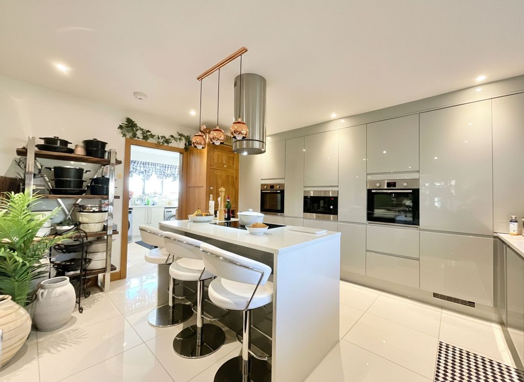 Property photo 2 of 34