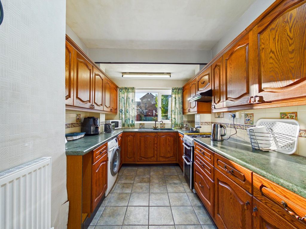 Property photo 3 of 11 Kitchen
