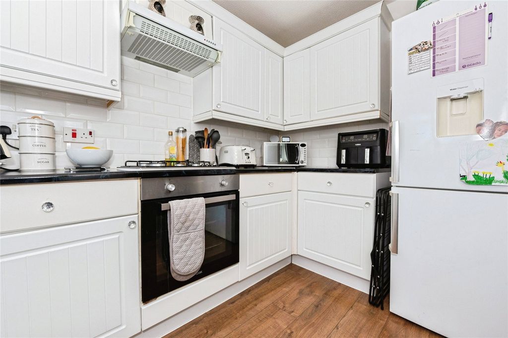 Property photo 3 of 11 Kitchen