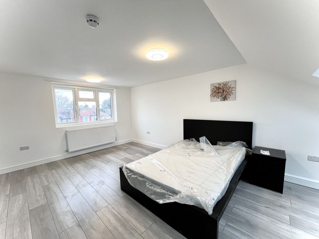 Property photo 2 of 13 Room