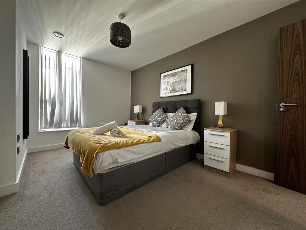 Property photo 2 of 25 Bedroom