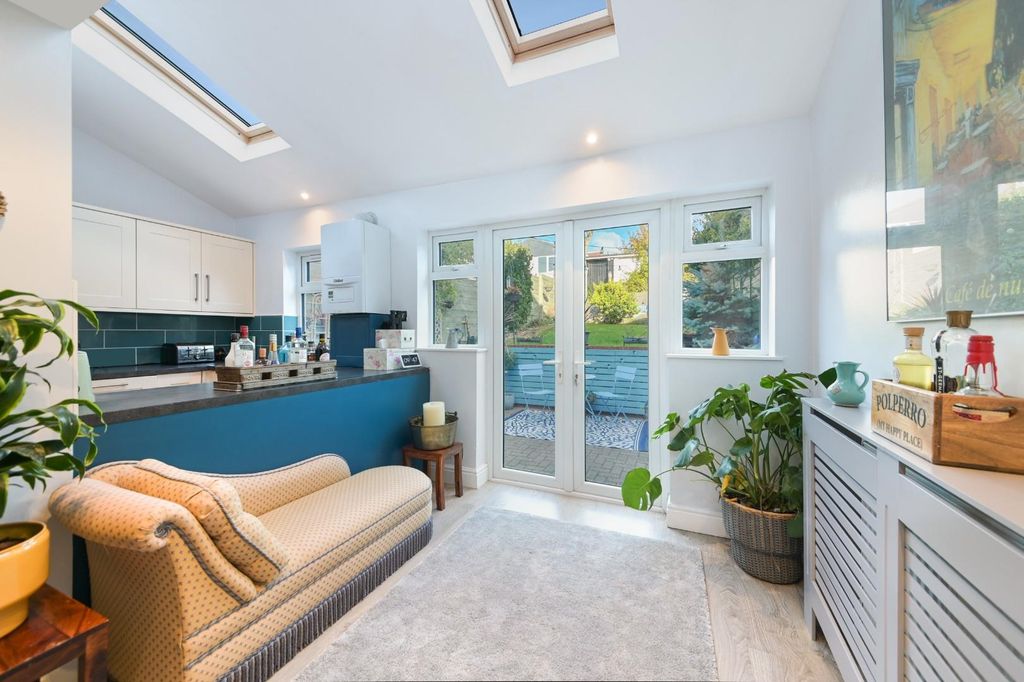 Property photo 3 of 12 Manor Way (7).Jpg