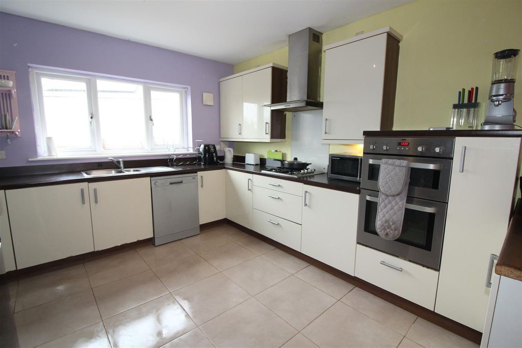 Property photo 2 of 28 Kitchen/Breakfast Room