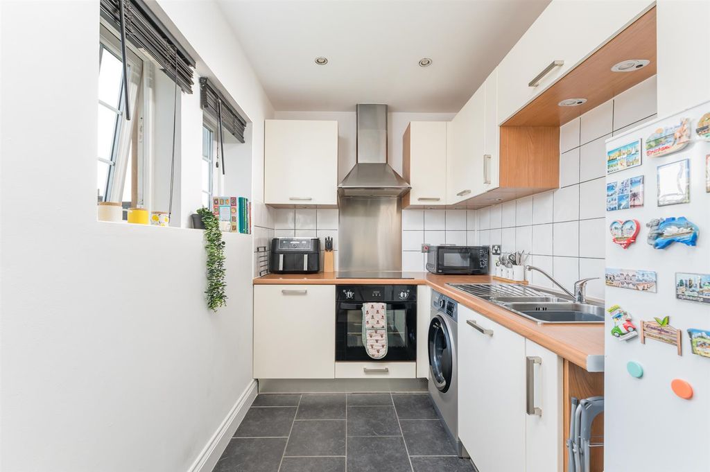 Property photo 3 of 18 Kitchen