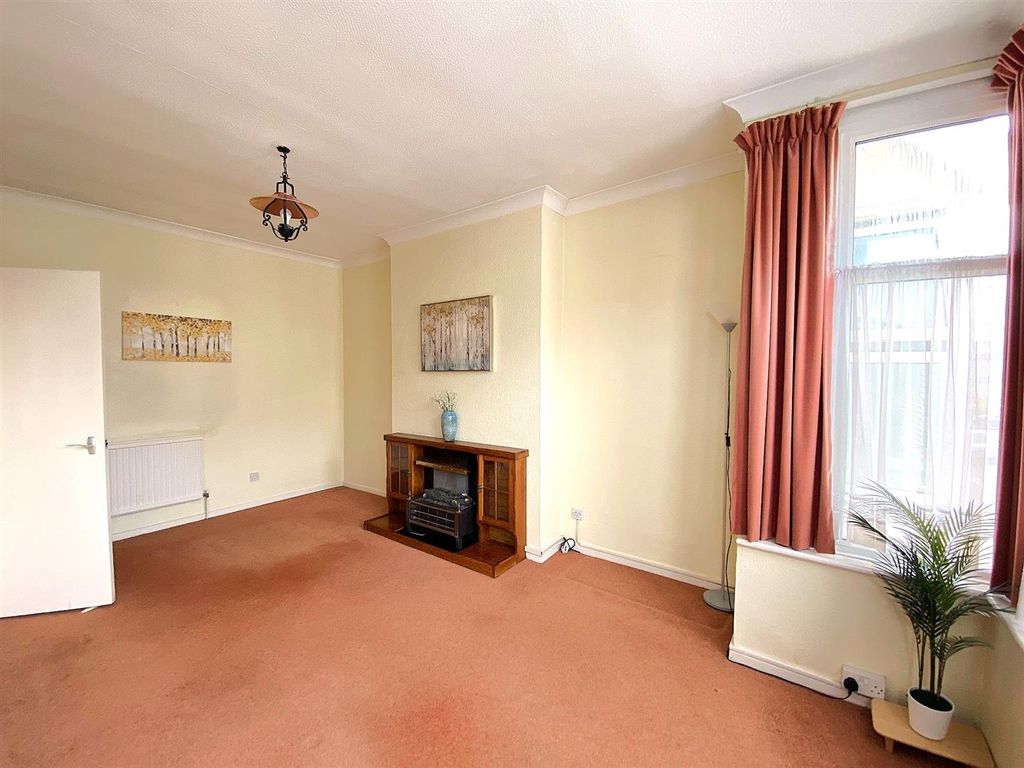 Property photo 3 of 8 Flat 2, 31 Albany Road - Lounge2.Jpg
