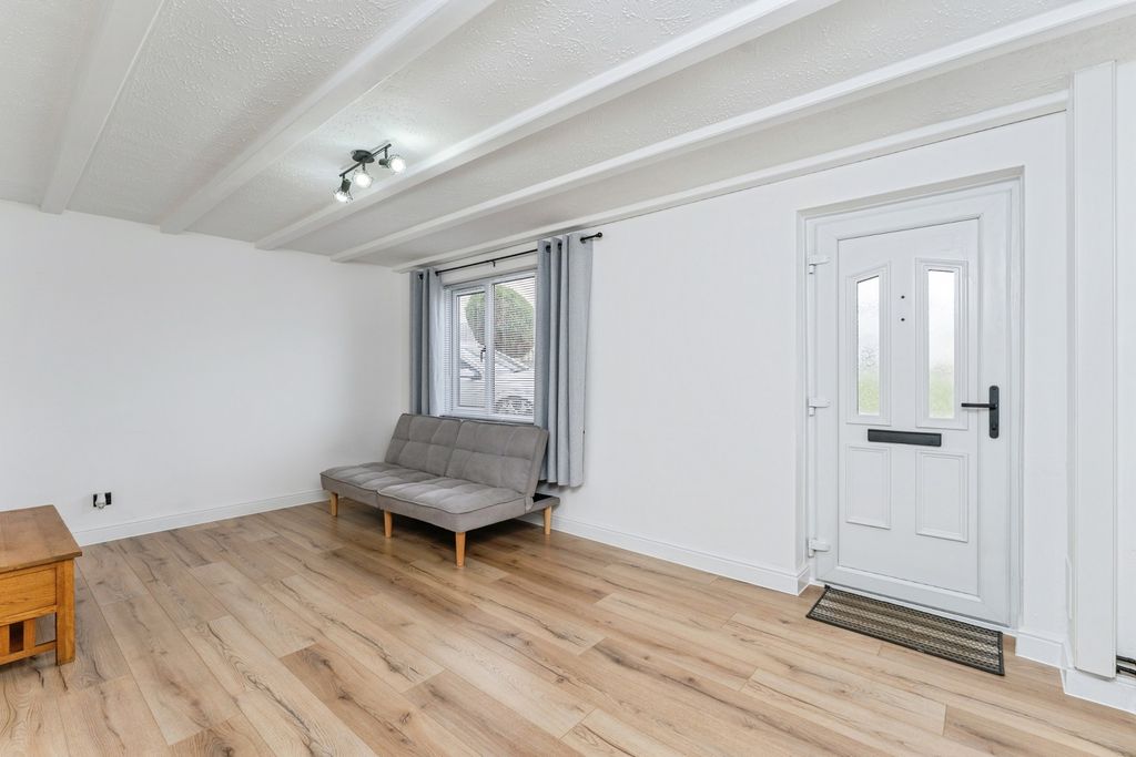 Property photo 3 of 17 Lounge