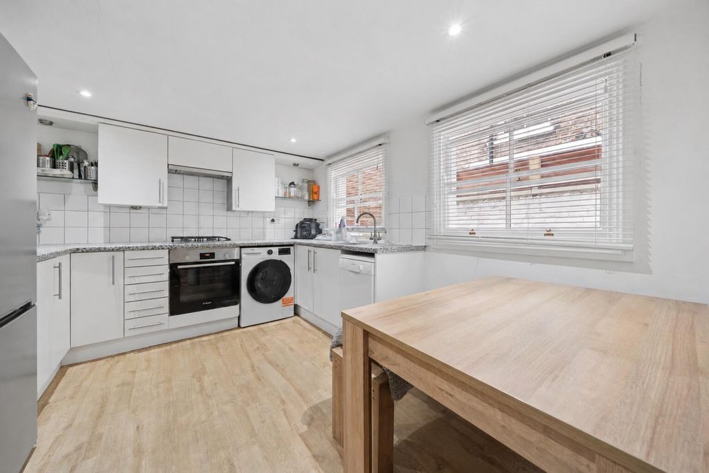 Property photo 3 of 6 Kitchen
