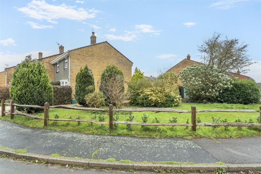 Property photo 2 of 22 Side Garden