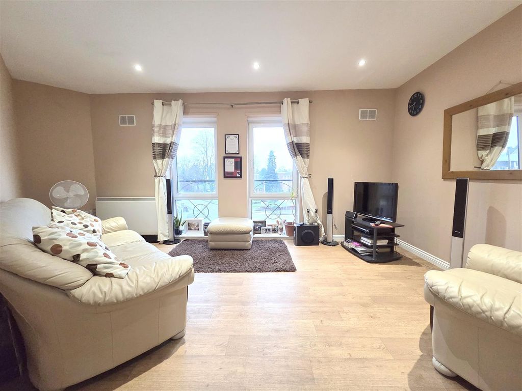 Property photo 2 of 7 Living Room