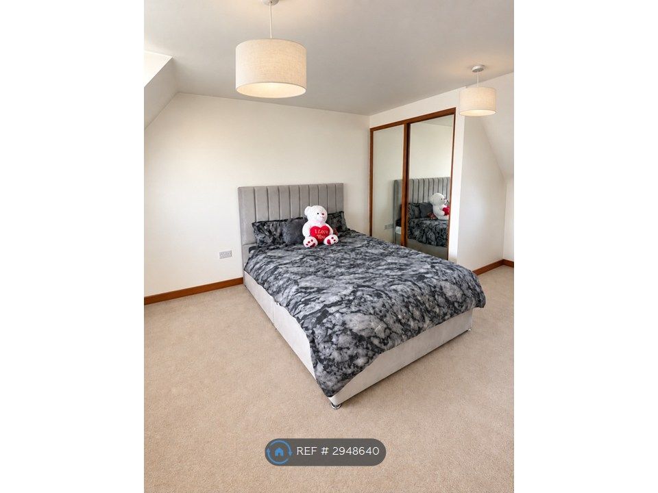 Property photo 2 of 10 Pricniple Bedroom With Ensuite.