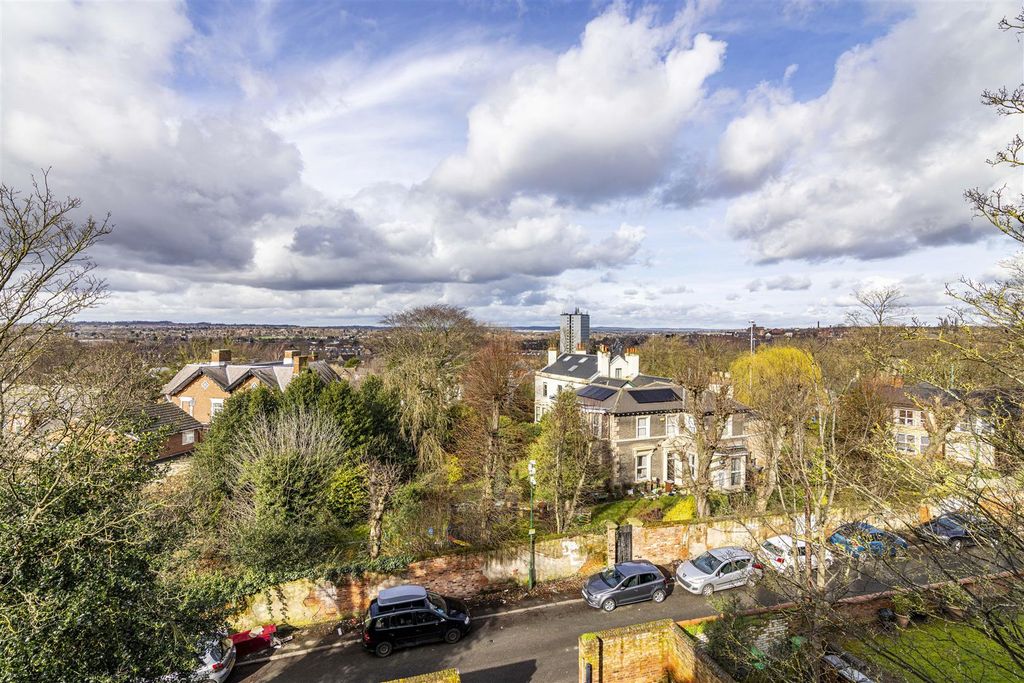 Property photo 2 of 15 103Waterloocrescent-3