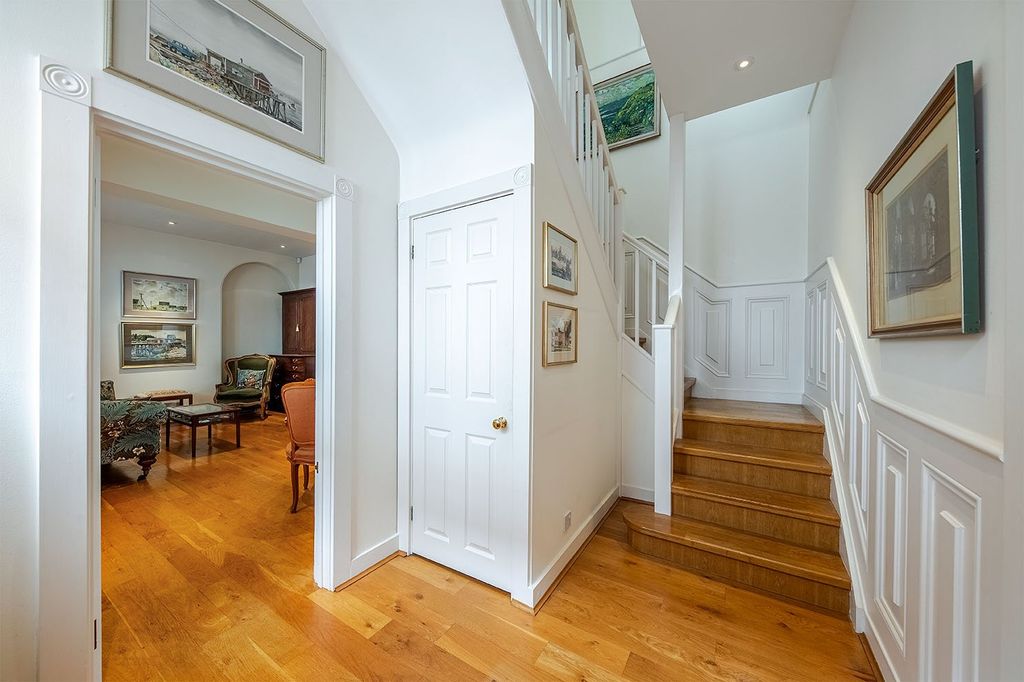 Property photo 2 of 10 Hall