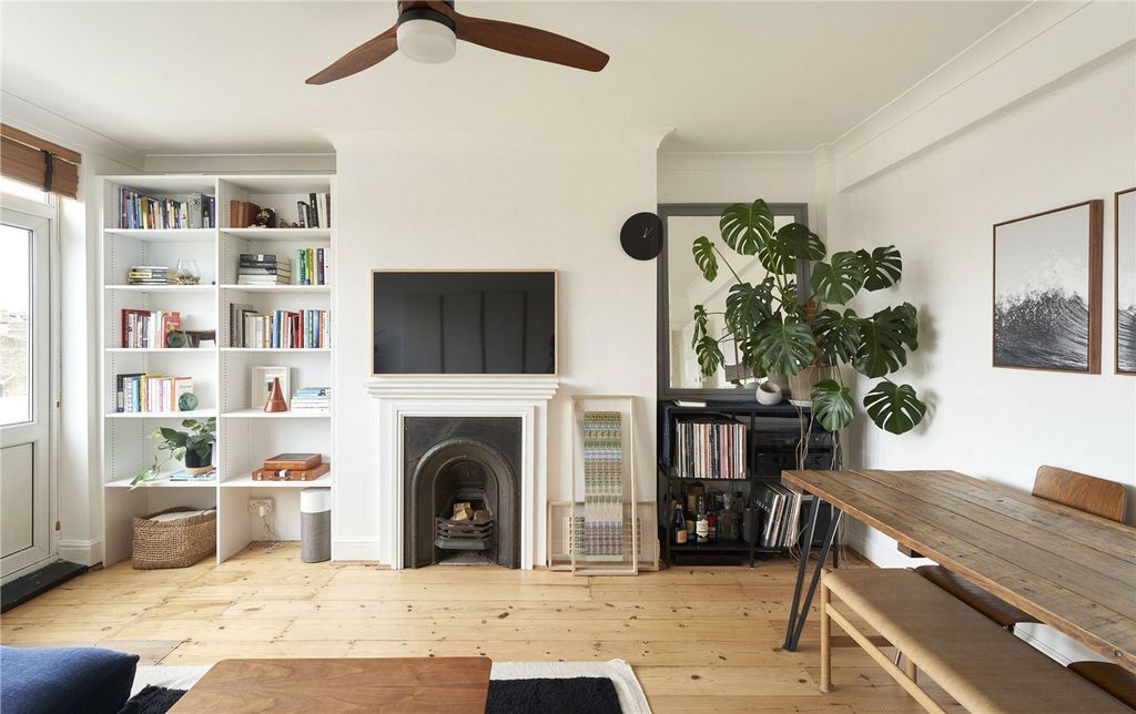 Property photo 1 of 12 Osier Court, E1