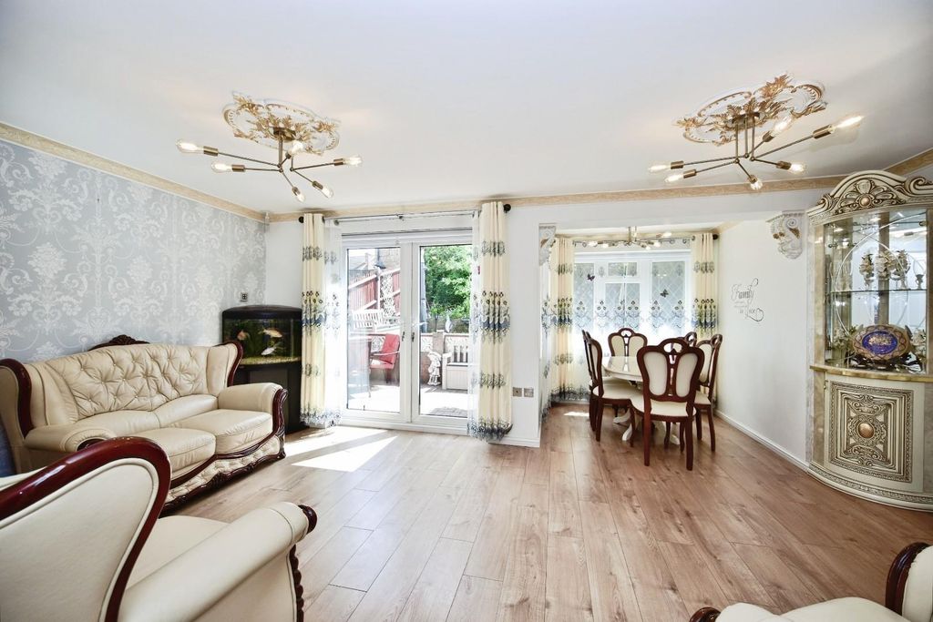 Property photo 2 of 12 Lounge/Diner