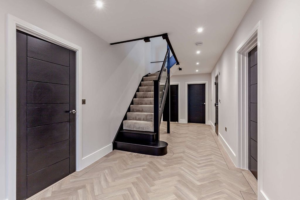 Property photo 2 of 17 Entrance Hall