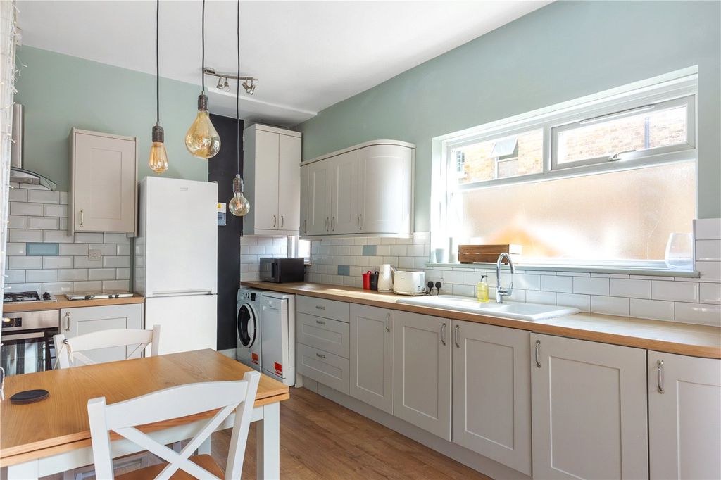 Property photo 3 of 11 Kitchen