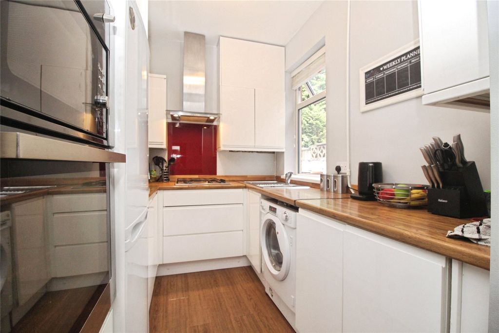 Property photo 2 of 9 Fitted Kitchen
