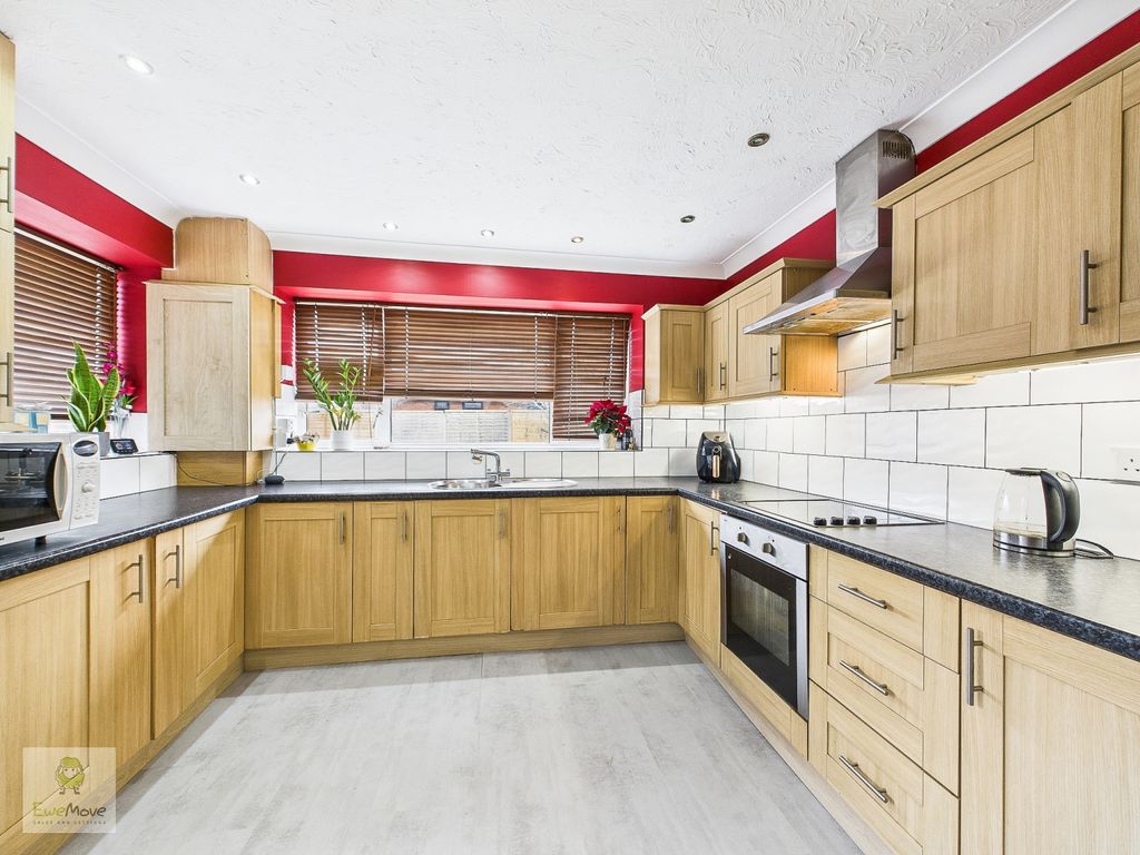 Property photo 3 of 21 Kitchen