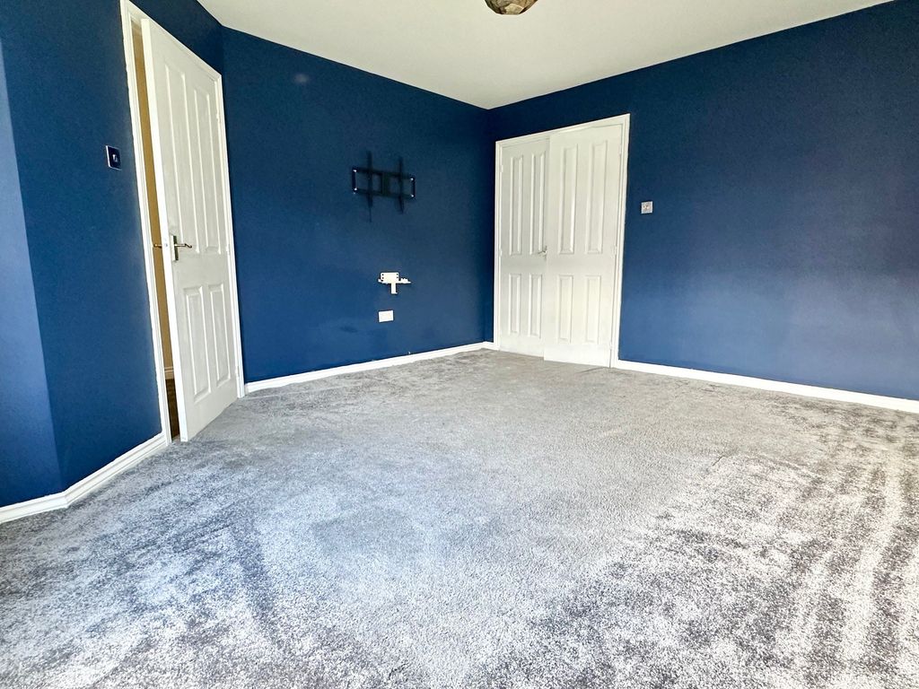 Property photo 3 of 13 Lounge