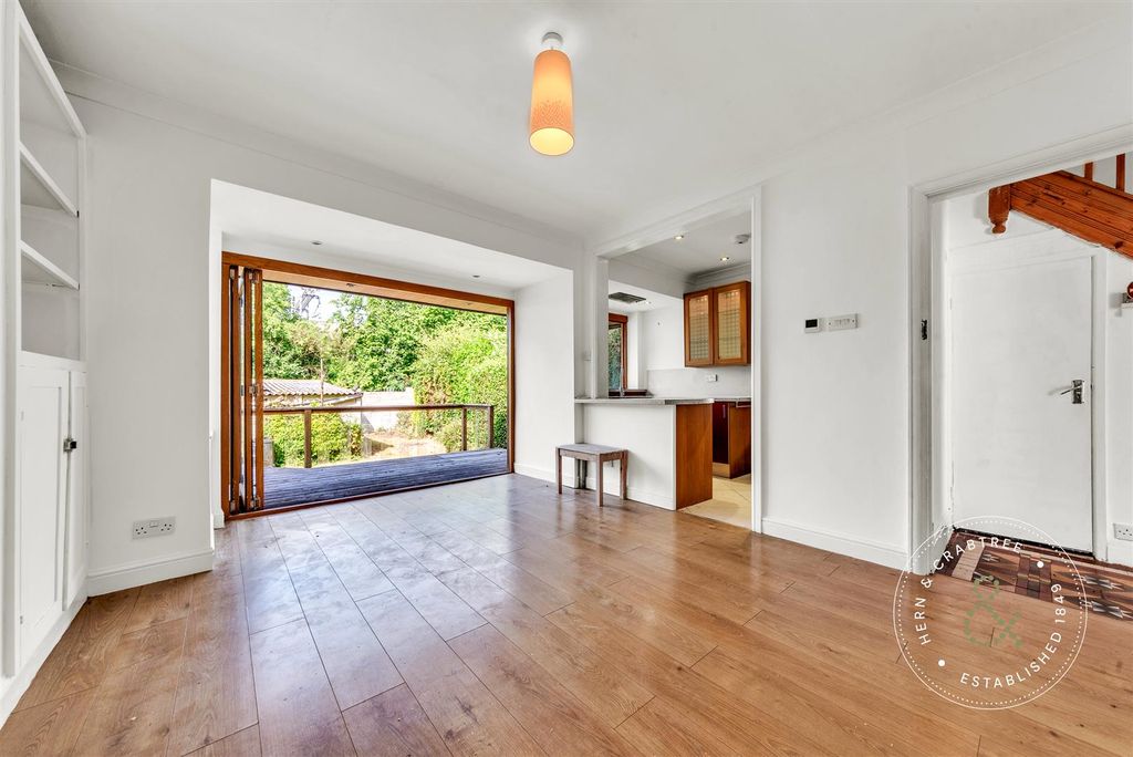 Property photo 3 of 28 Fairwater-Grove-West-16.Jpg