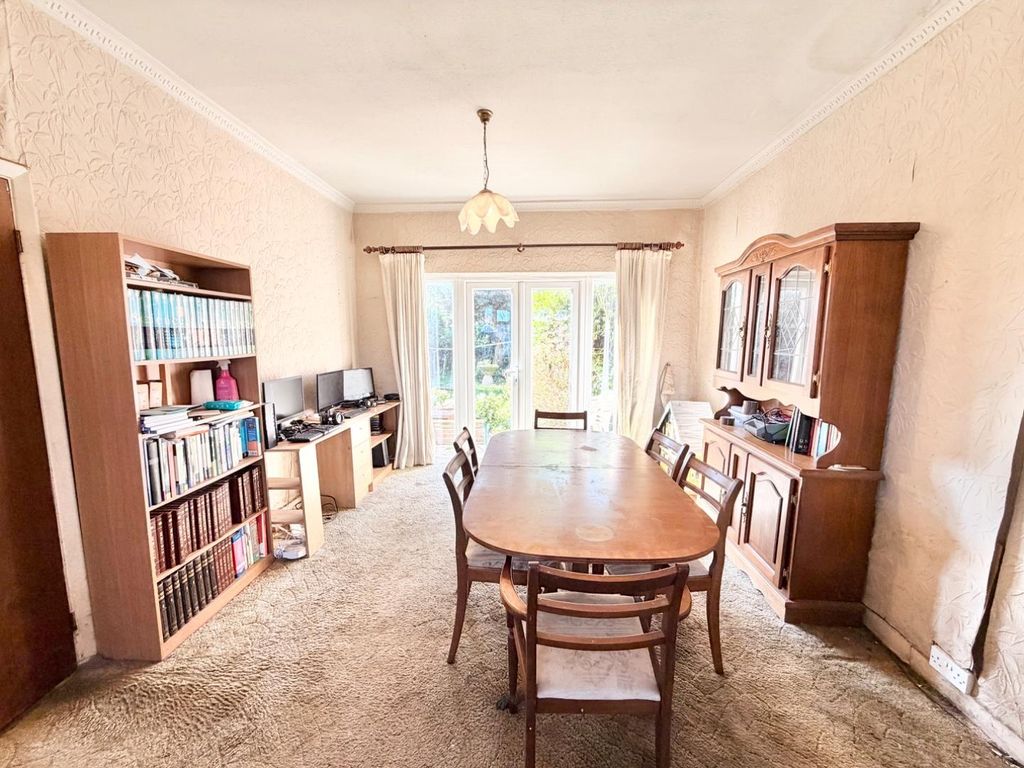 Property photo 3 of 11 Lounge