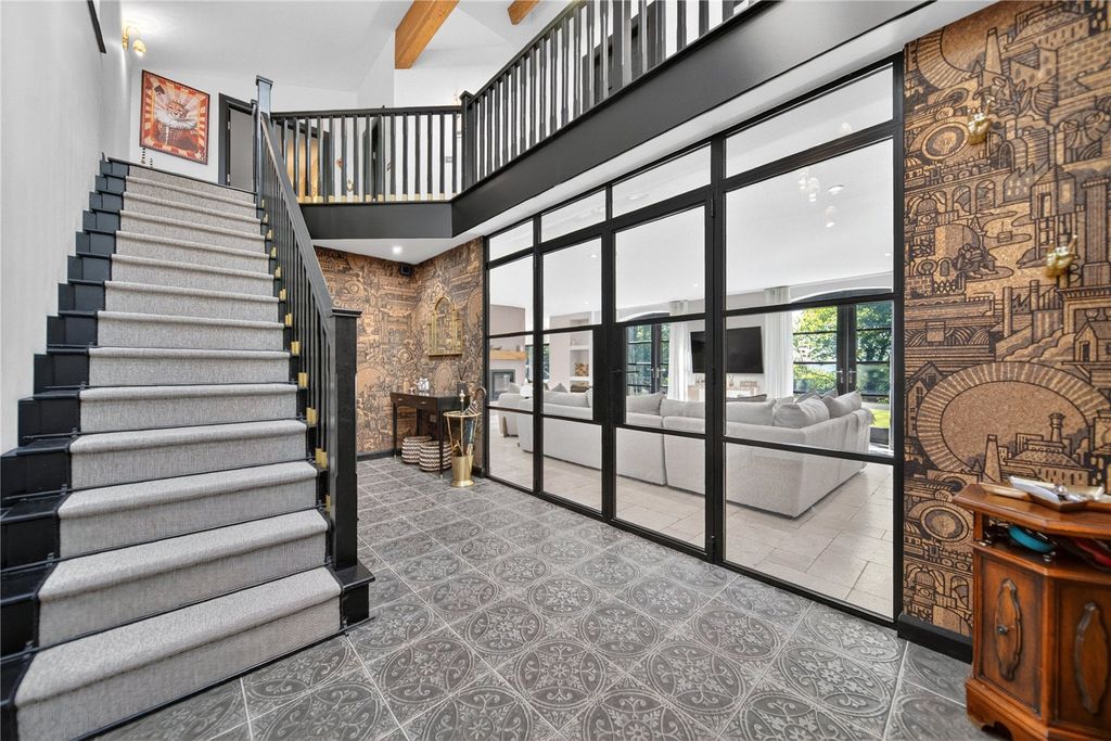 Property photo 2 of 17 Entrance Hall