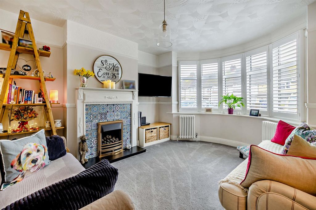 Property photo 3 of 15 8676786-Interior01-800.Jpg