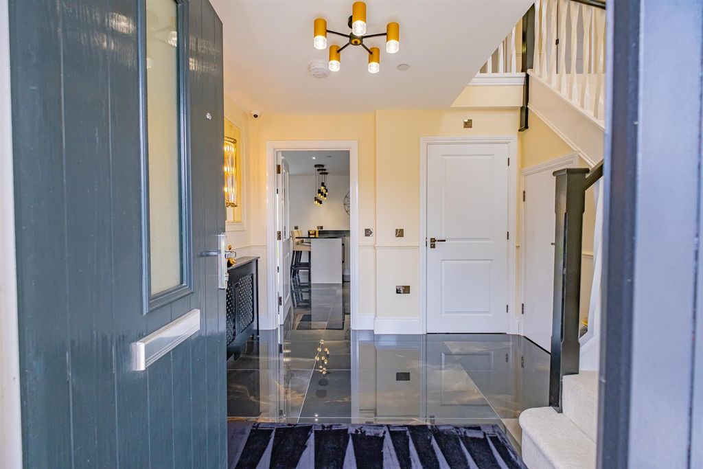 Property photo 3 of 29 Entrance Hall
