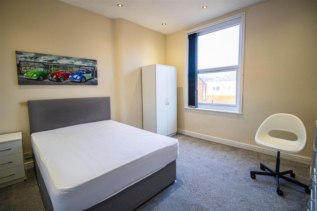 Property photo 3 of 7 Double Bedroom