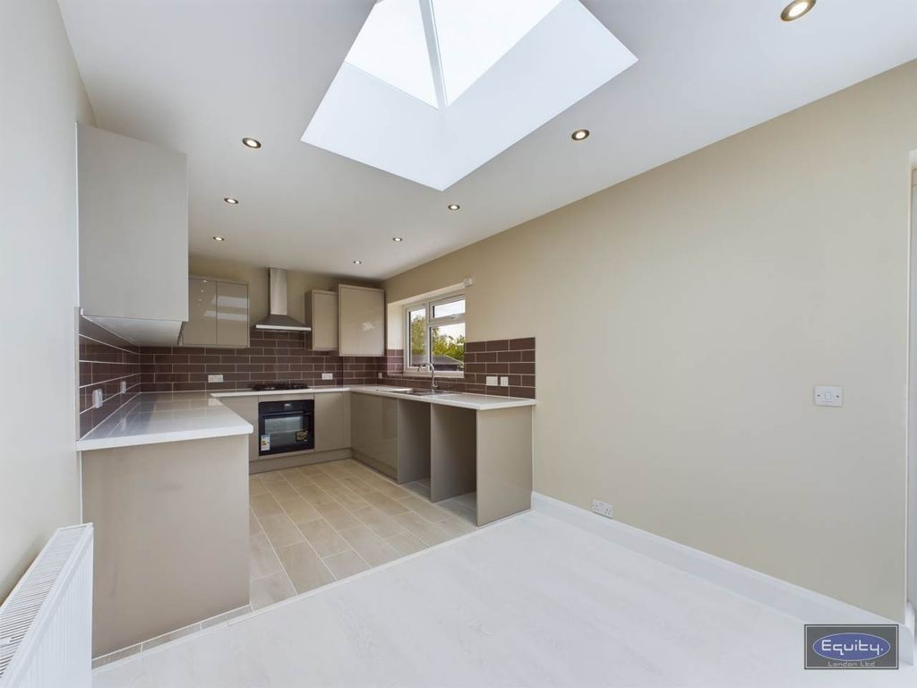 Property photo 1 of 19 Kitchen (3)