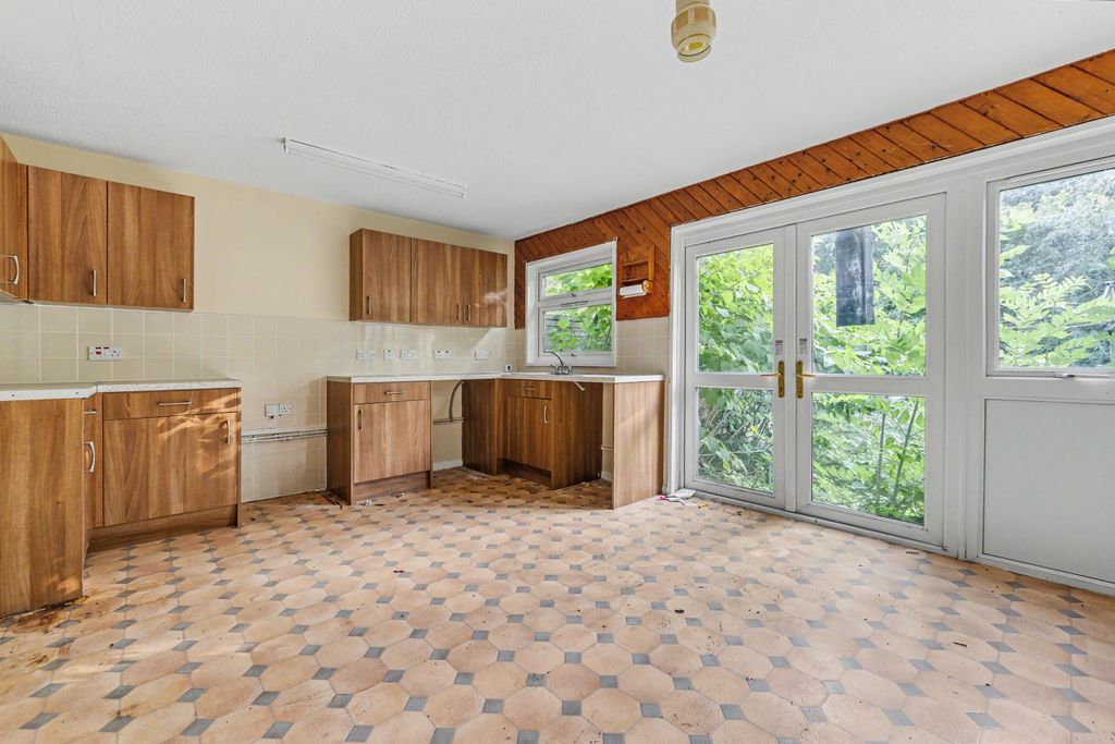 Property photo 2 of 18 31 Sandhurst Close, Royal Tunbridge Wells, Kent, Tn2 3st