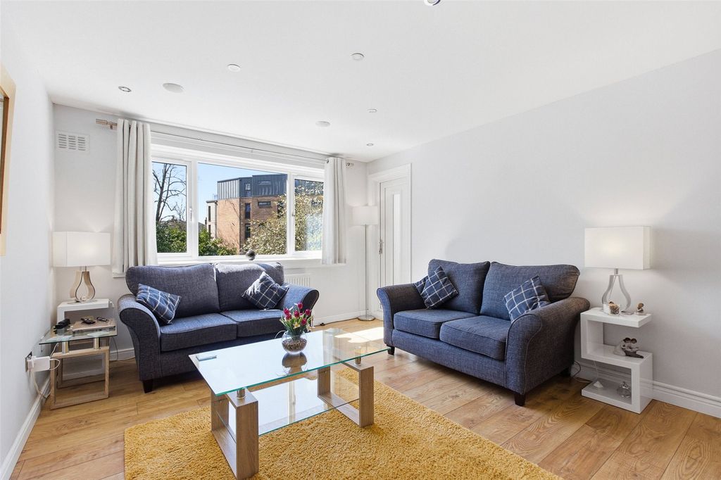 Property photo 2 of 19 Lounge