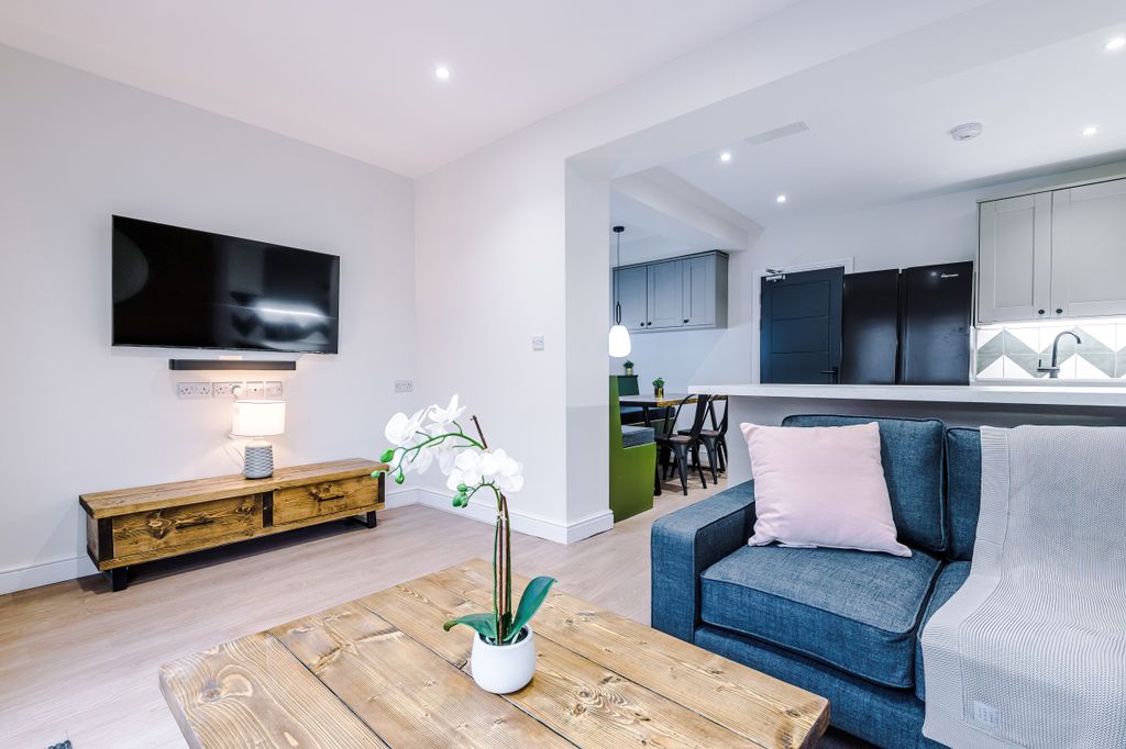 Property photo 1 of 28 6 Capricorn Way, Living Room 1