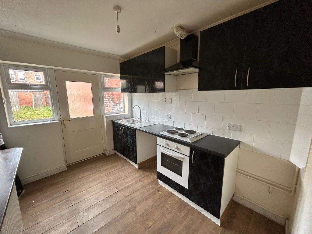 Property photo 2 of 5 8 Tennyson Kitchen Aug 24 Pic